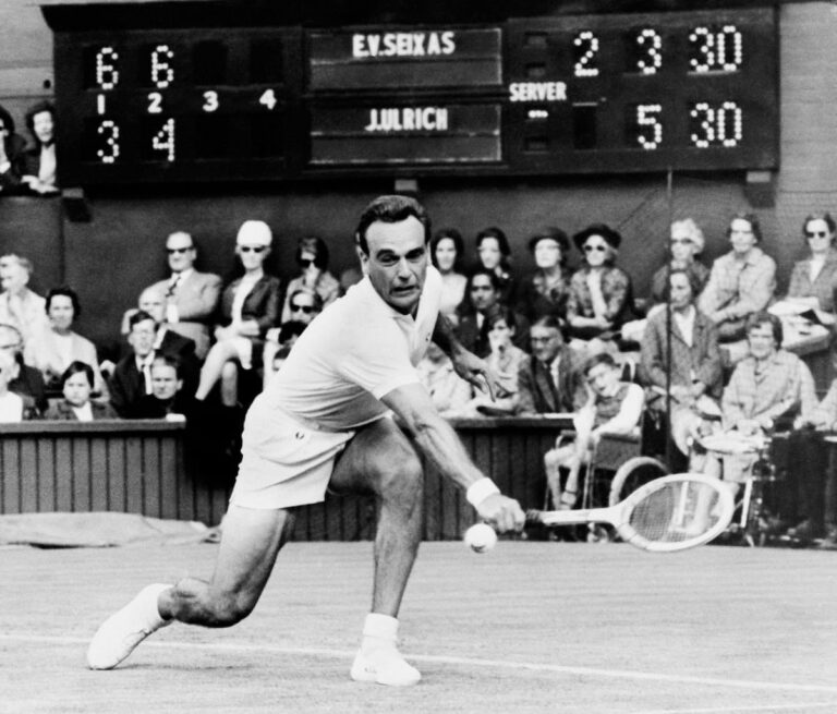 Vic Seixas, champion de Wimbledon et membre du Temple de la renommée du tennis, décède à l'âge de 100 ans