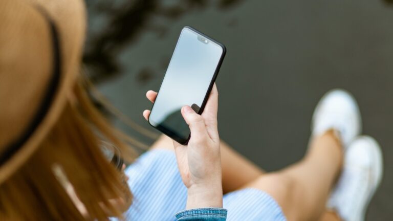 Vous « faites défiler les pages des réseaux sociaux » sur votre téléphone ? Conseils pour vous aider à arrêter de faire défiler les applications de réseaux sociaux pendant des heures
