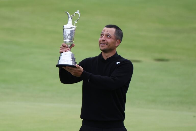 Xander Schauffele remporte l'Open britannique, réalisant ainsi le premier tour de quatre tournois majeurs aux États-Unis en quarante ans