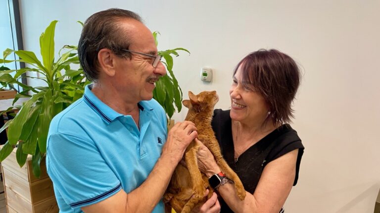 Un homme de Toronto retrouve son chat, perdu depuis 13 ans, le jour même où son propre chat a disparu