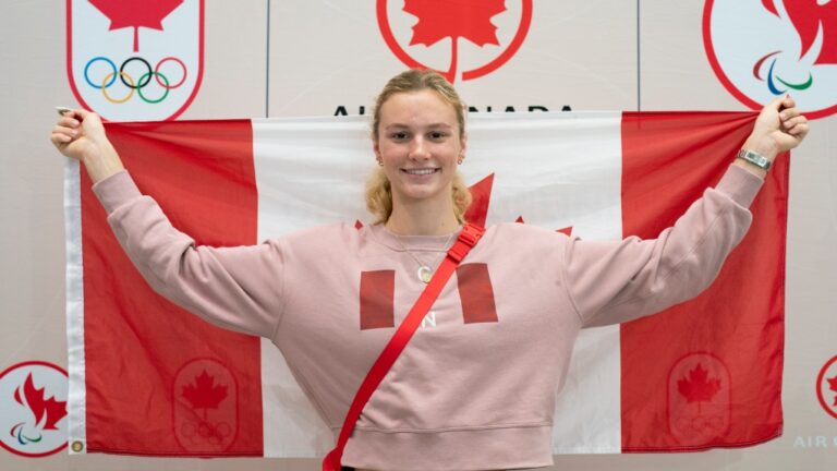 Summer McIntosh revient à Toronto après une performance olympique historique