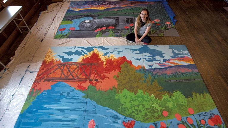 Cheyenne Renee Marcus peint une fresque communautaire à Morristown