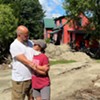 Jim Gerstman et Jenni Belotserkovsky devant leur maison, où ils vivaient depuis 16 ans et qui a été endommagée par les inondations