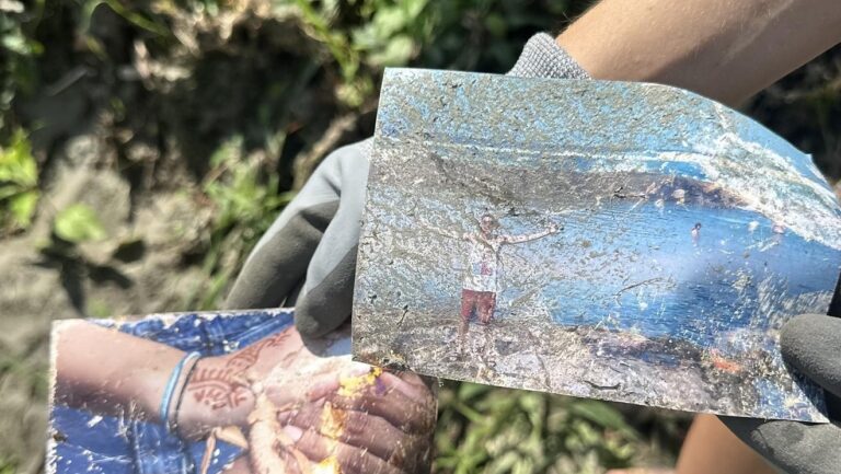 Les survivants des inondations retrouvent des objets personnels emportés par les eaux