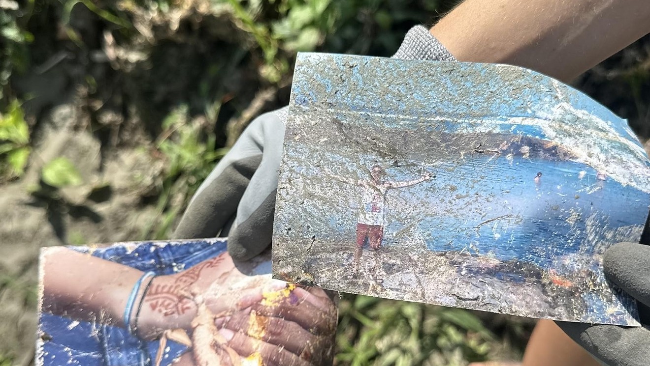 Les survivants des inondations retrouvent des objets personnels emportés par les eaux