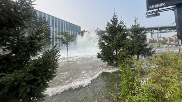 Une importante rupture de conduite d'eau provoque des inondations à Montréal près du pont Jacques-Cartier