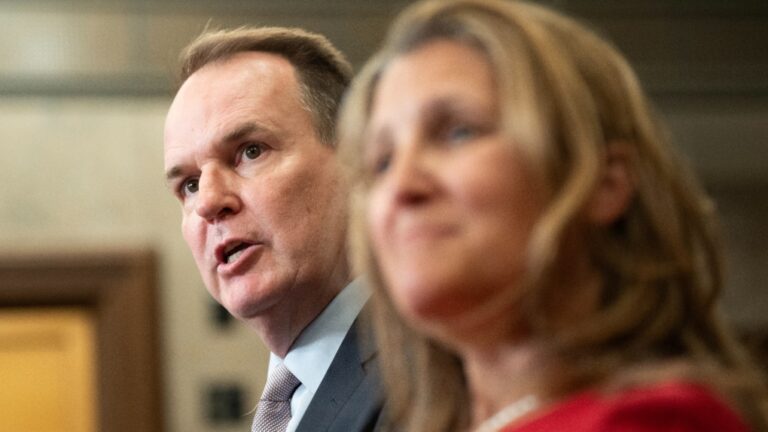 « Les problèmes restent importants » entre les partis quelques heures avant un éventuel arrêt des chemins de fer, selon le ministre du Travail
