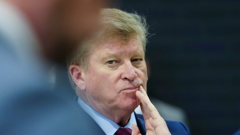 Les conservateurs s'engagent à forcer Tom Clark à témoigner sur l'achat d'un condo à New York pour 9 millions de dollars
