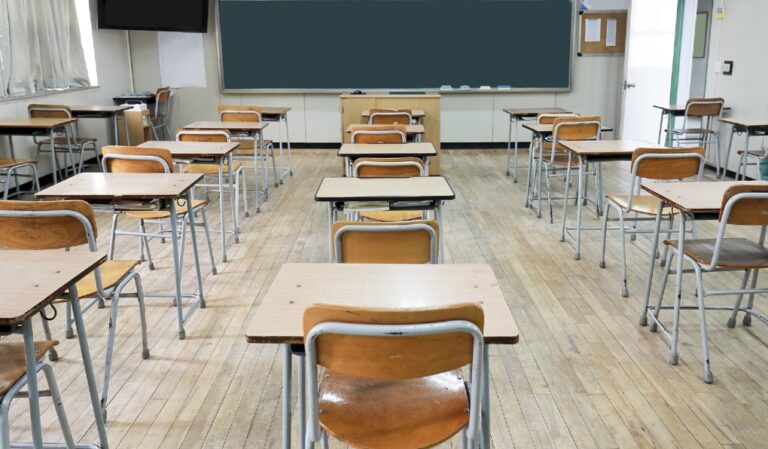 À quelques jours de la rentrée scolaire, plus de 5 700 postes d'enseignants restent vacants au Québec