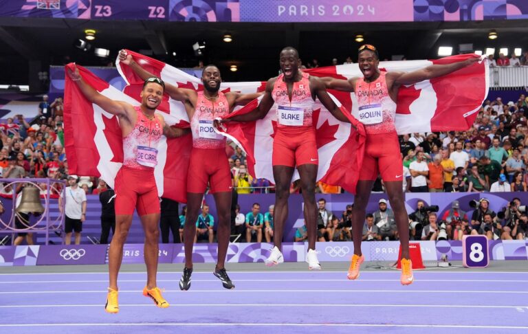 André De Grasse et l'équipe masculine canadienne remportent la médaille d'or du relais 4x100 mètres