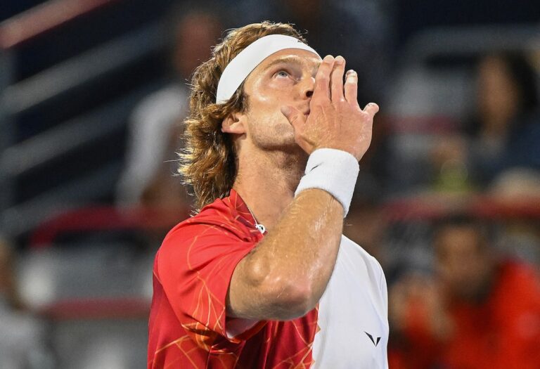 Andrey Rublev bat Matteo Arnaldi 6-4, 6-2 après une interruption due à la pluie et atteint la finale du National Bank Open