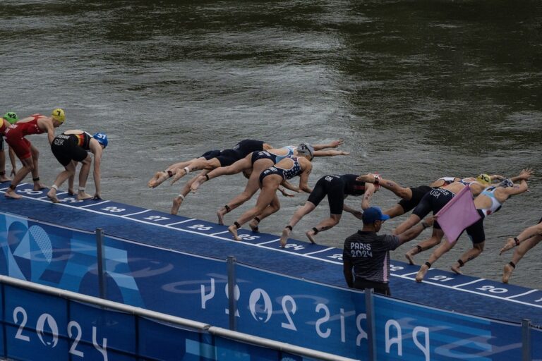 Après un report et des inquiétudes sur la propreté de la Seine, le triathlon reprend enfin à Paris 2024