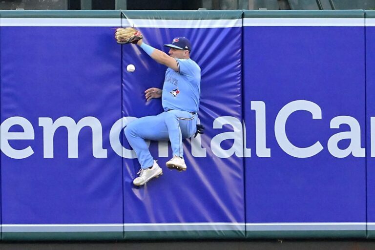 Berrios lance un joyau, Varsho ajoute un home run de trois points et les Blue Jays balayent les Angels avec une victoire de 9-2