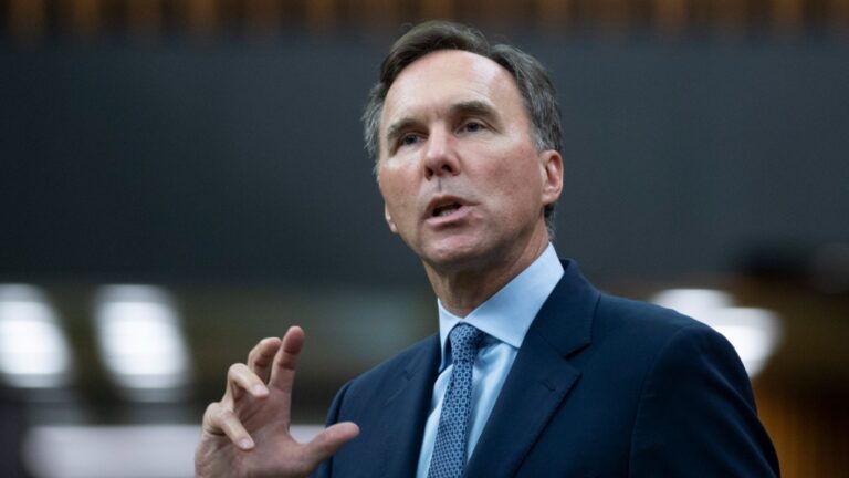 Bill Morneau : Le Canada doit investir davantage dans la défense et plus rapidement pour faire des progrès auprès de la prochaine administration américaine