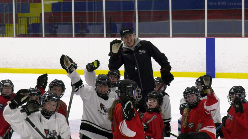 Brianne Jenner, de la PWHL d'Ottawa, organise un camp de hockey féminin dans la capitale