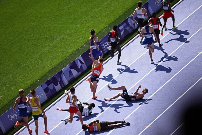 Chutes, crampes et accusations se multiplient lors d'une séance de qualification olympique en athlétisme