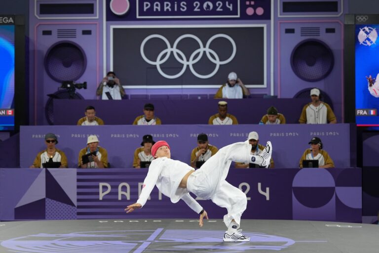 Comment comprendre les débuts du breakdance aux Jeux Olympiques de Paris ? Il suffit de regarder et d'être attentif