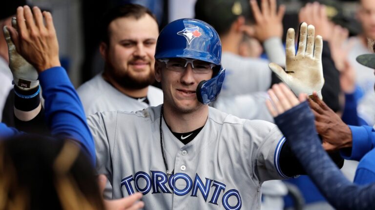 Danny Jansen, qui a deux fonctions, joue pour les deux équipes lors d'un match de la MLB. Voici comment