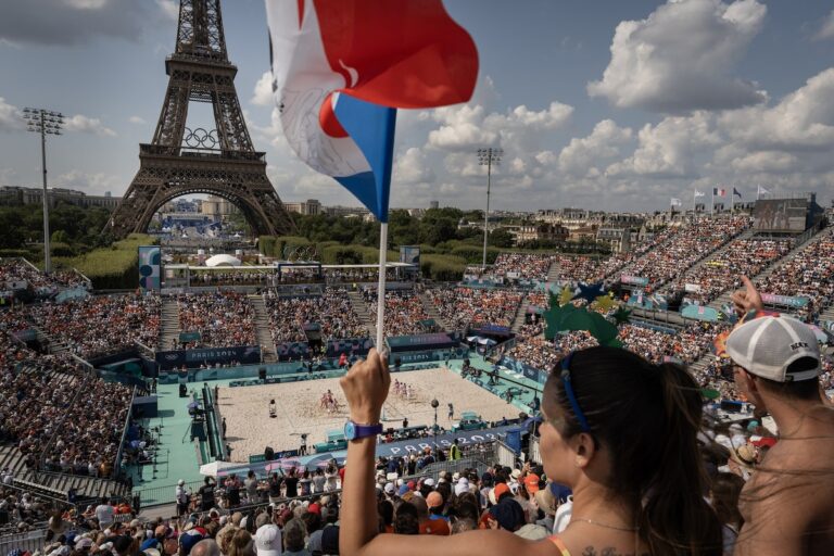 Dans un Paris parfait, le photographe du Globe s'arrête pour apprécier la mise en scène
