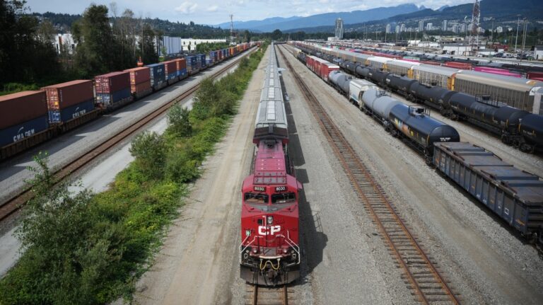 Début de la fermeture du réseau ferroviaire national alors que les employés des deux principaux chemins de fer canadiens sont en lock-out