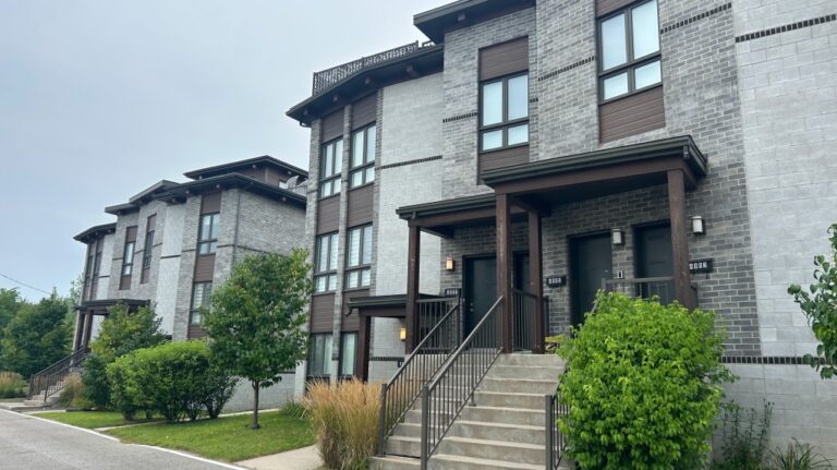 Des résidents de Laval se retrouvent sans abri et frustrés après que des inondations ont causé de graves dommages à leurs condos