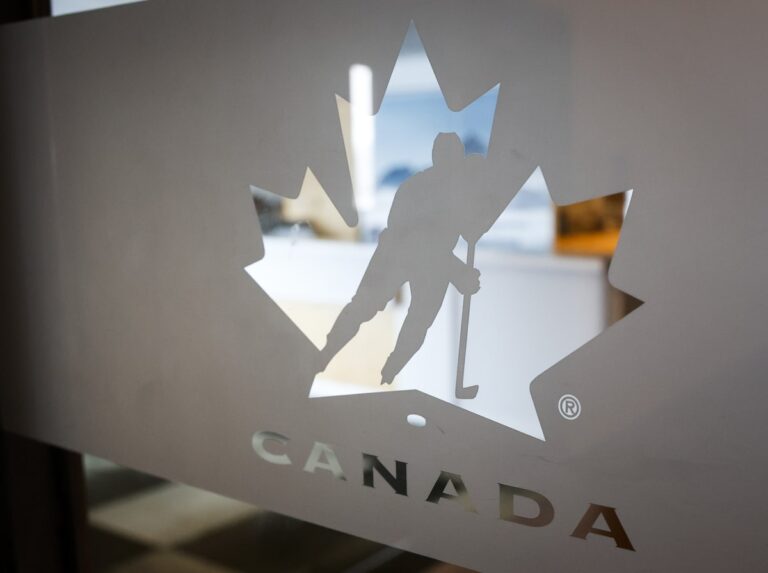 Deux anciens joueurs de Hockey Canada accusés d'agression sexuelle signent avec une ligue russe