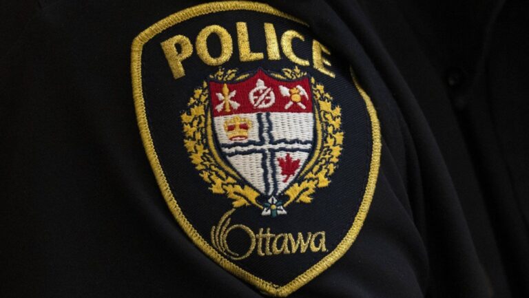Deux personnes ont été retrouvées dans le coffre d'une voiture roulant à 50 km/h au-dessus de la limite autorisée à Ottawa