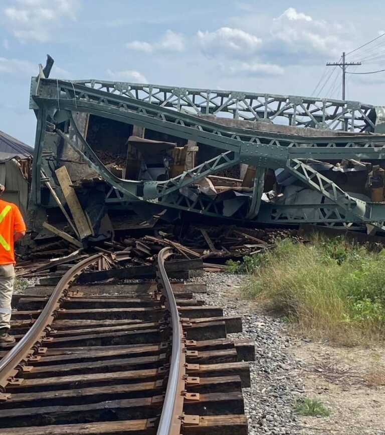 Effondrement d'un pont ferroviaire près de Fort Frances
