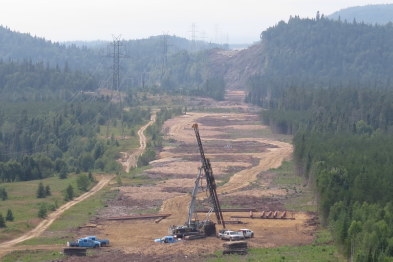 Emplois d'avenir : un collège de Thunder Bay se lance dans la formation à la construction de lignes électriques pour un projet dans le nord-ouest de l'Ontario
