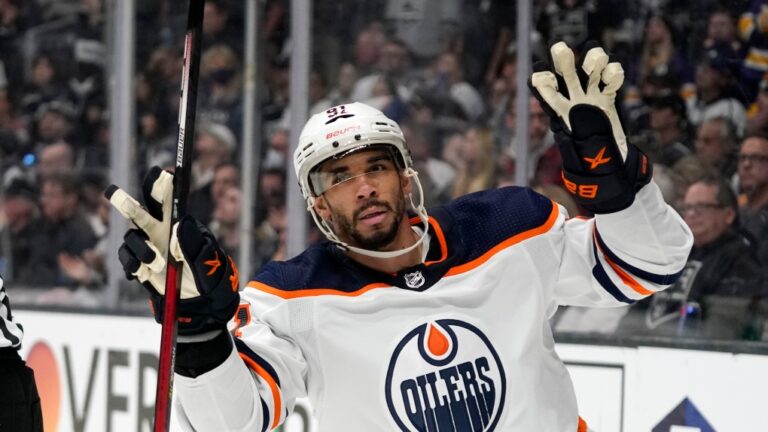 Evander Kane, joueur des Oilers, affirme qu'un homme a craché sur son véhicule et tenu des propos racistes