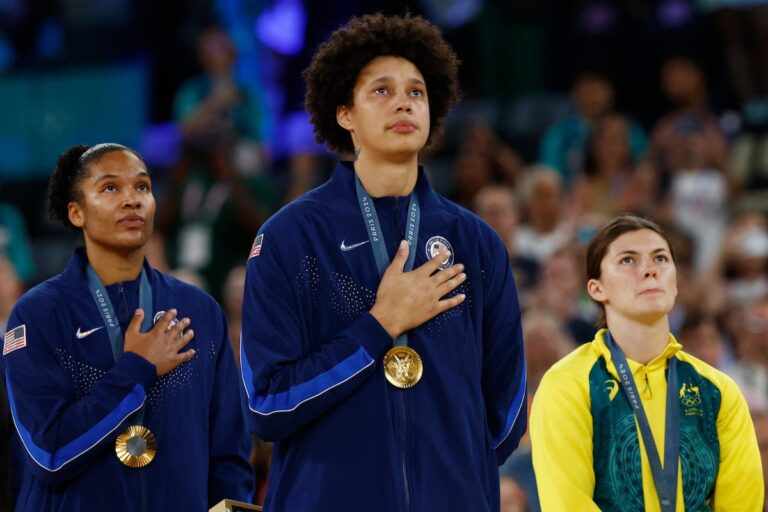 JO de Paris : Brittney Griner pleure pendant l'hymne national après la médaille d'or des Américaines