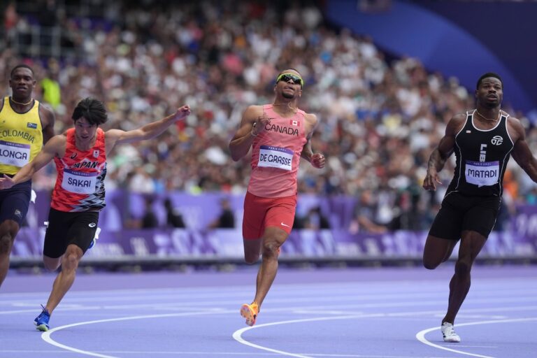 JO de Paris : De Grasse avance au 100 mètres alors que son coéquipier Brown est disqualifié pour faux départ