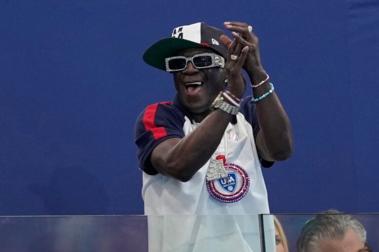 JO de Paris : Flavor Flav vient en aide à la lanceuse de disque olympique Veronica Fraley, qui dit avoir du mal à payer son loyer