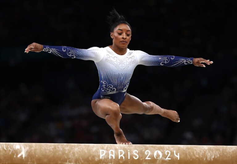JO de Paris : Simone Biles glisse de la poutre lors des finales par engins et manque le podium olympique, l'Italie remporte l'or