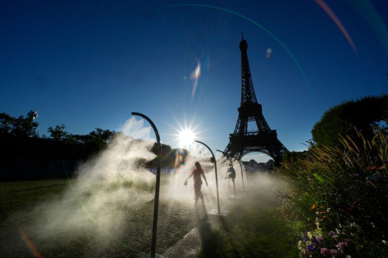 JO de Paris : la police arrête un homme qui escaladait la tour Eiffel, provoquant une évacuation quelques heures avant la cérémonie de clôture
