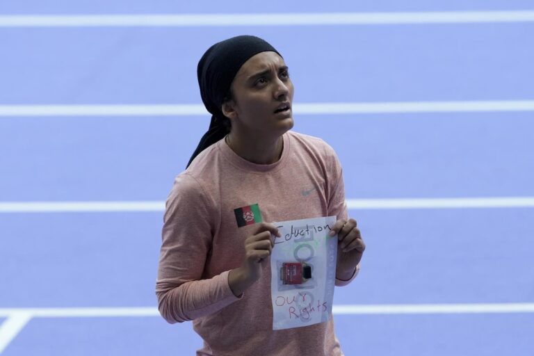 JO de Paris : la sprinteuse afghane Kimia Yousofi profite de son voyage olympique pour mettre en lumière la manière dont les femmes sont traitées dans son pays