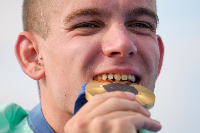 JO de Paris : le Hongrois Kristof Rasovszky remporte le marathon masculin et complète les épreuves de natation en Seine