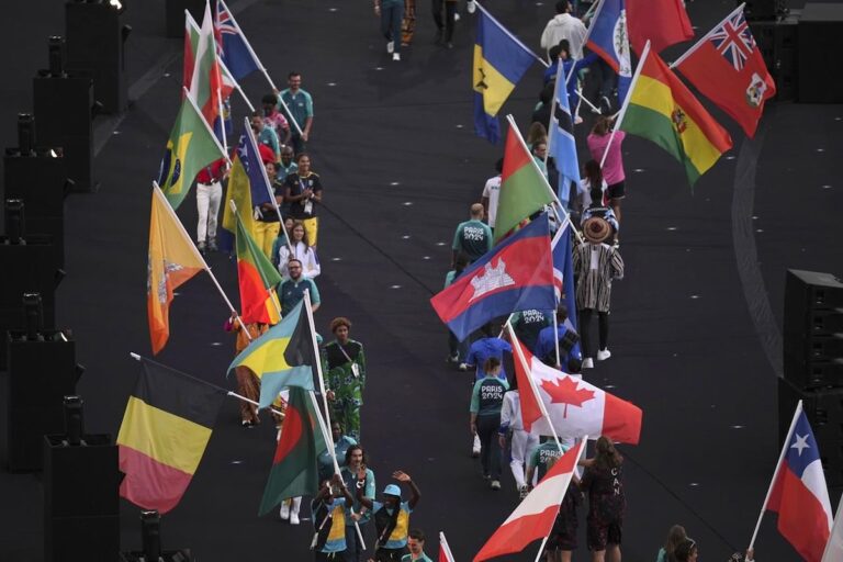 JO de Paris : les olympiens canadiens font leurs adieux à Paris lors de la cérémonie de clôture