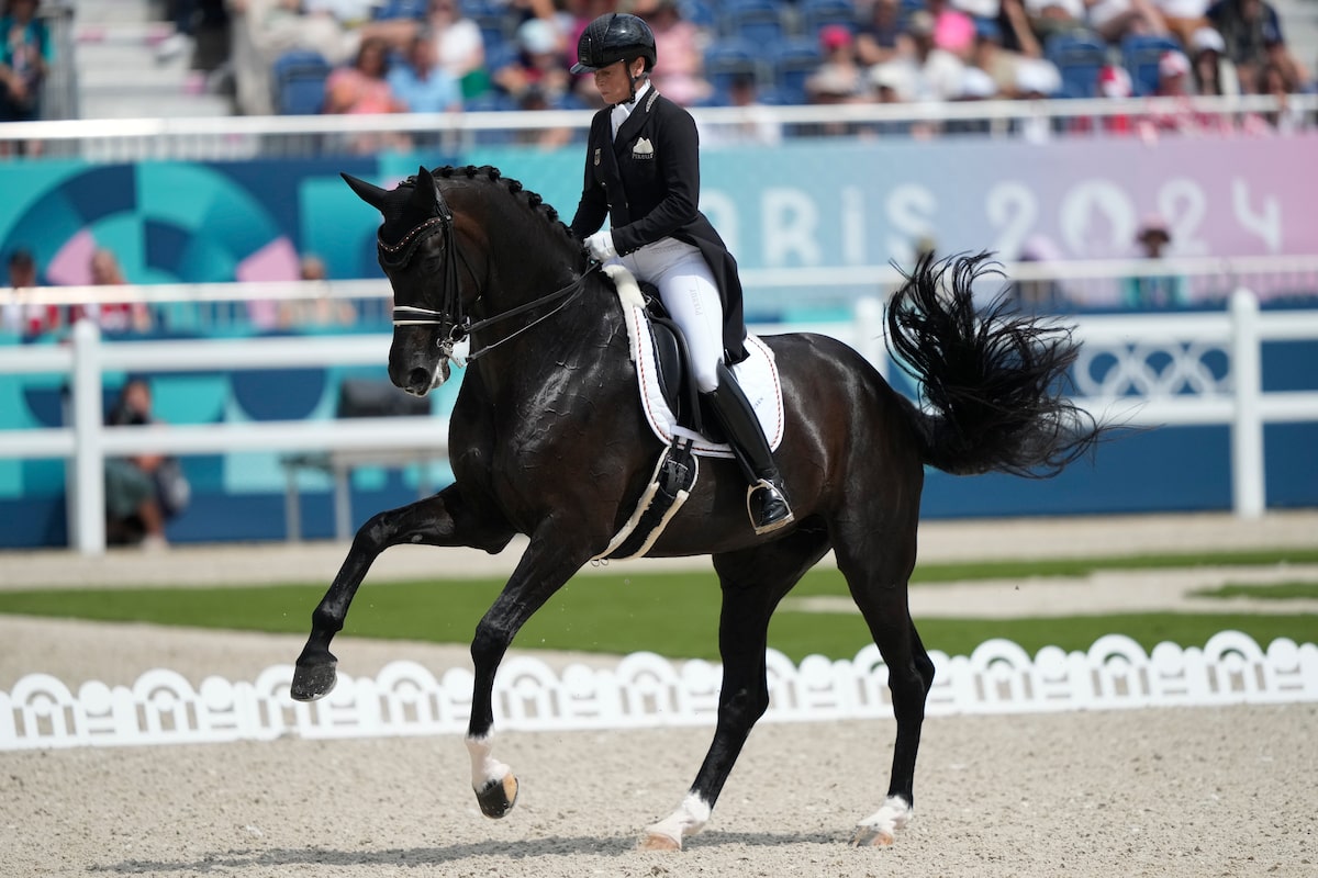 Jeux olympiques de Paris : la « reine du dressage » Werth établit un record de médailles tandis que l'équipe allemande remporte l'or en finale par équipes de dressage équestre