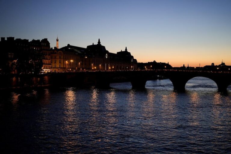 Jeux olympiques de Paris : les nageurs en eau libre s'entraînent dans la Seine avant les courses de marathon de 10 kilomètres