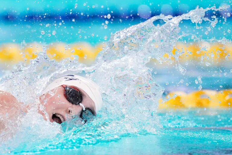 La Canadienne Emma Finlin prête à se lancer dans l'épreuve de natation marathon