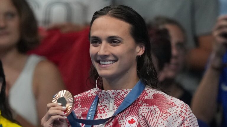 Kylie Masse, of LaSalle, Ont., displays her bronze medal after the women's 200-metre backstroke final at the 2024 Summer Olympics in Nanterre, France, Aug. 2, 2024. THE CANADIAN PRESS/Christinne Muschi