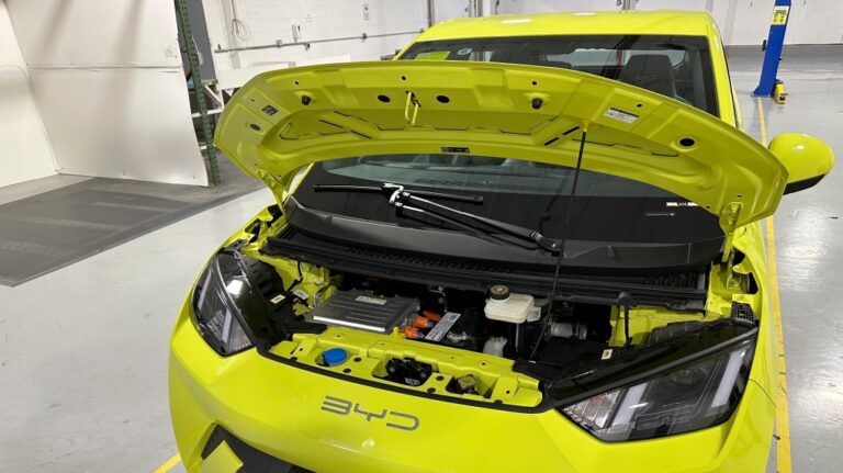 La Chine accuse le Canada de protectionnisme en raison des droits de douane de 100 % sur les véhicules électriques