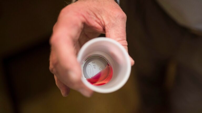 La Colombie-Britannique lance une ligne téléphonique pour offrir un accès le jour même au traitement aux opioïdes