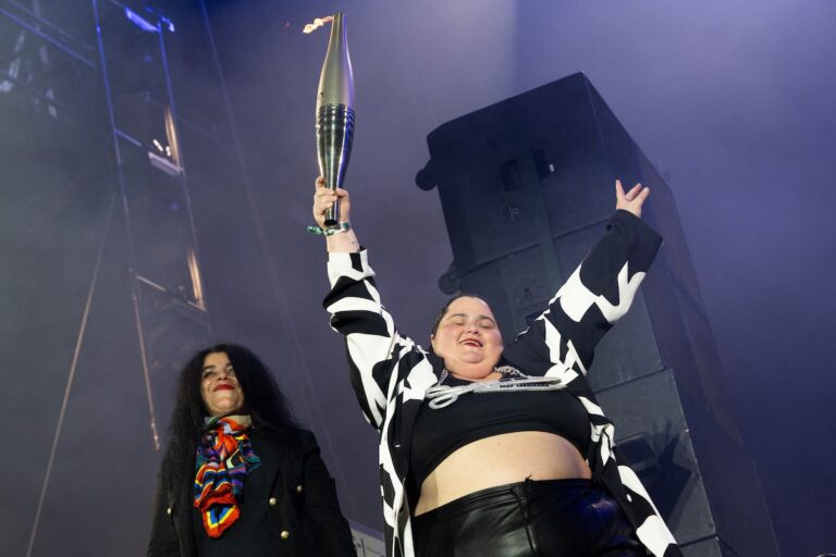 La DJ française et icône LGBTQ+ Barbara Butch porte la torche paralympique, défiant la haine qu'elle a endurée après la cérémonie des JO