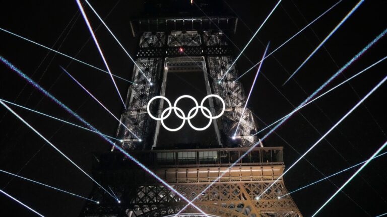 La DJ française et icône LGBTQ2S+ porte la torche paralympique pour défier la haine qu'elle a endurée lors de la cérémonie des JO