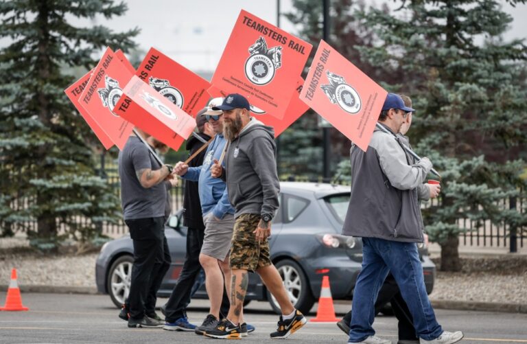 La commission du travail ordonne aux cheminots de reprendre le travail alors que les Teamsters s'engagent à faire appel