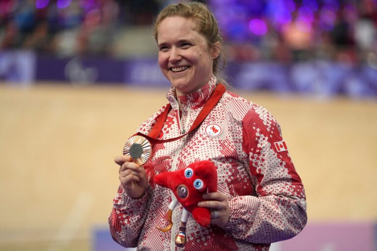 La cycliste sur piste Kate O'Brien remporte la première médaille paralympique du Canada à Paris