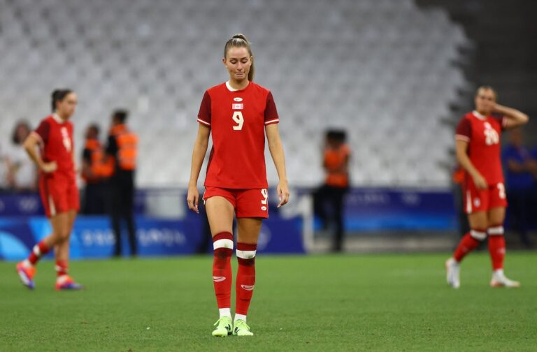 La défaite en quart de finale de l'équipe canadienne de soccer féminin survient dans un contexte de scandale d'espionnage par drone, la joueuse Janine Beckie qualifie la période de « lieu sombre »