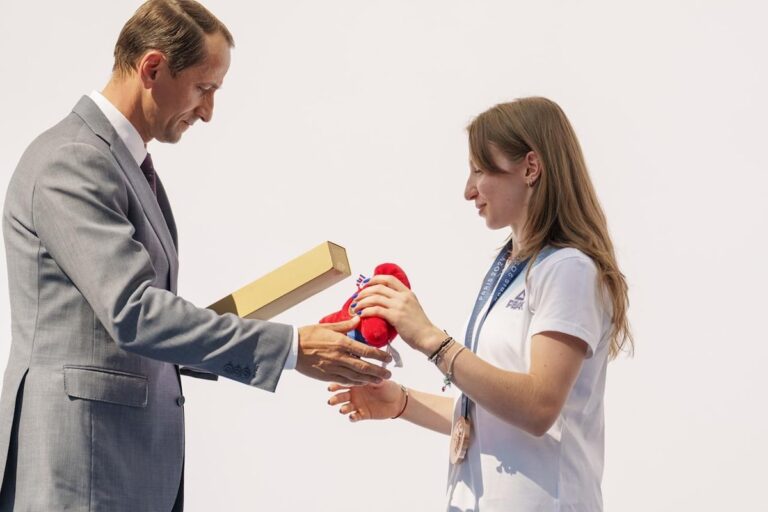La gymnaste roumaine Ana Barbosu a reçu la médaille de bronze olympique, attribuée en premier lieu à l'Américain Jordan Chiles